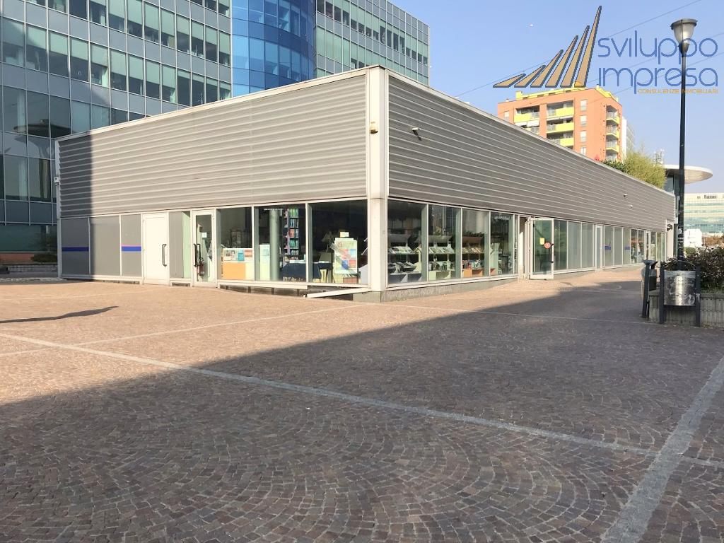 NEGOZIO IN VENDITA DI FRONTE ALL'UNIVERSITA' STATALE
