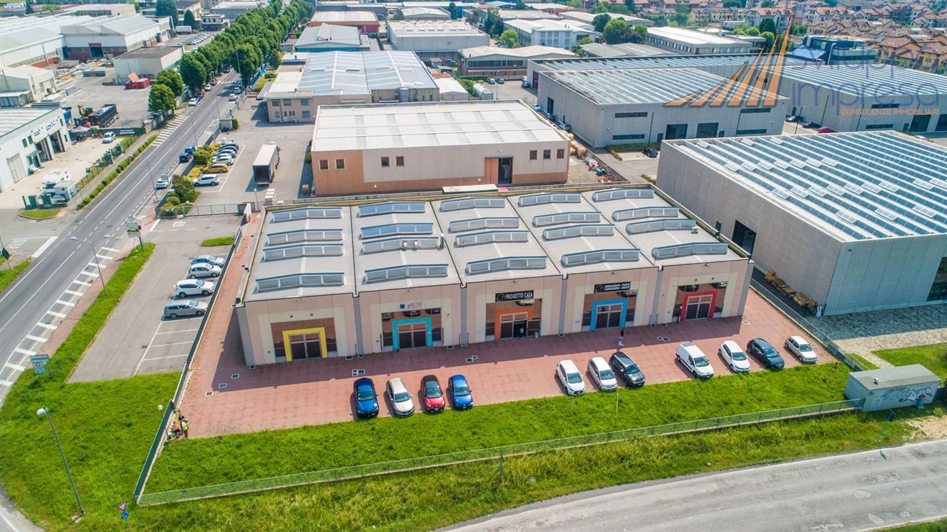 CAPANNONE A SCHIERA IN AFFITTO A ORNAGO