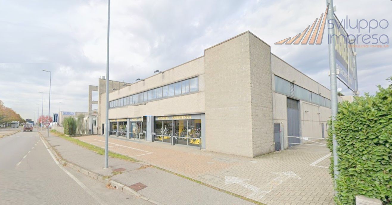 IMMOBILE COMMERCIALE SU TRE LIVELLI IN AFFITTO A CAVENAGO DI BRIANZA