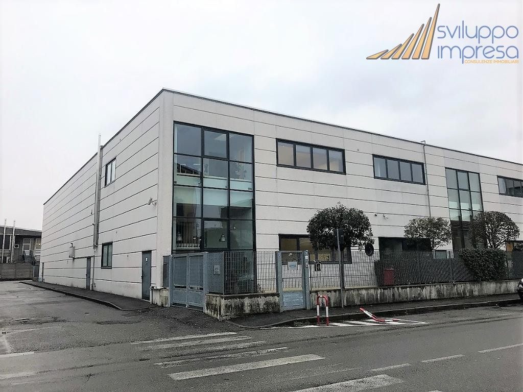 CAPANNONE CON UFFICI IN VENDITA A SEREGNO