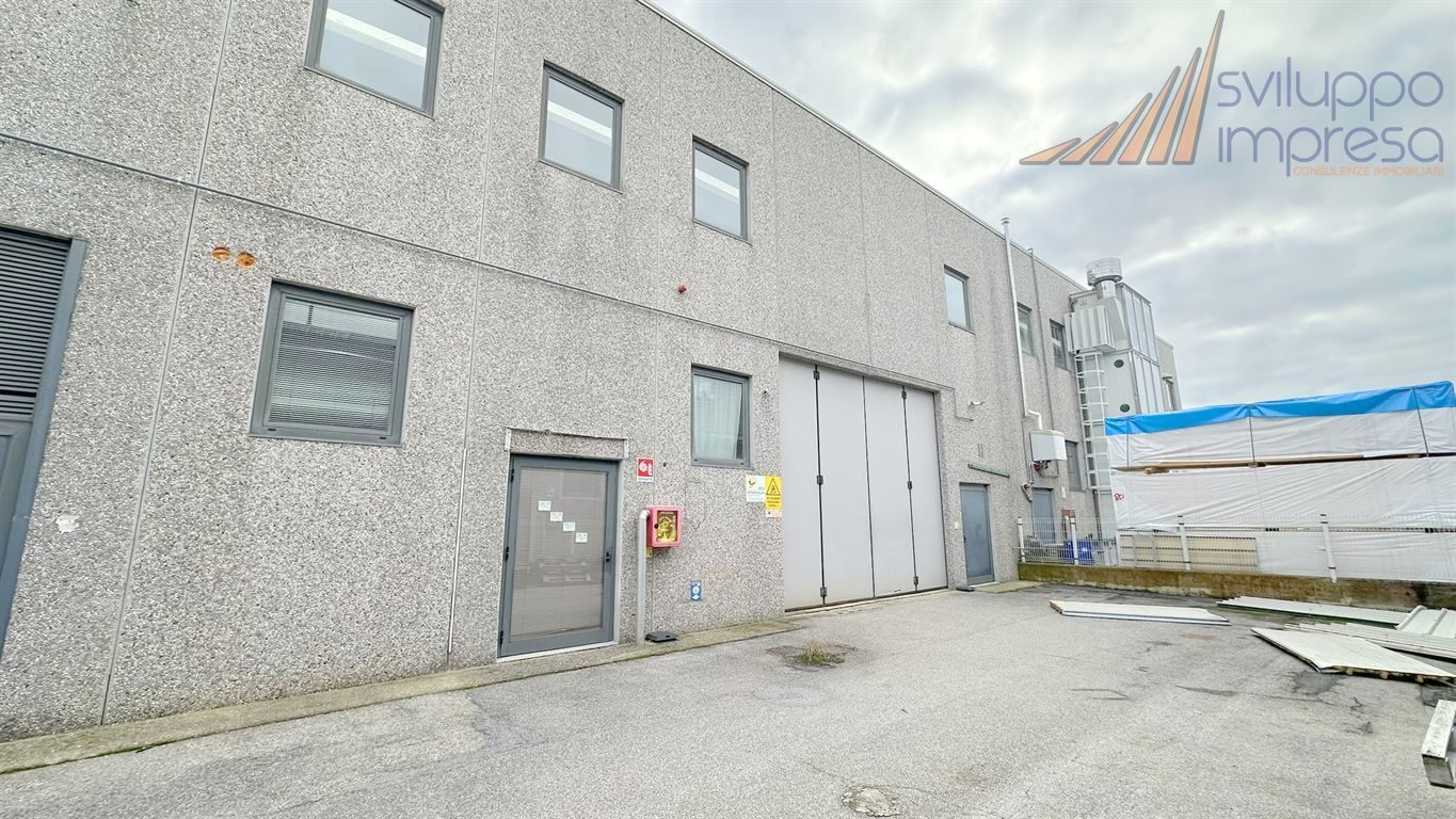 CAPANNONE CON UFFICIO IN VENDITA AD ARCORE