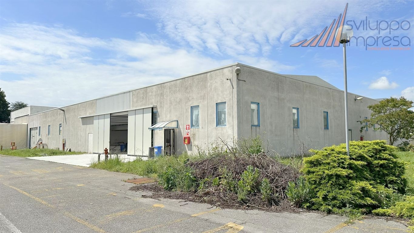 CAPANNONE INDIPENDENTE CON PALAZZINA UFFICI IN AFFITTO A CORNATE D'ADDA