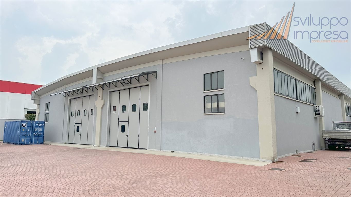 CAPANNONE CON PALAZZINA UFFICI IN AFFITTO A CAMBIAGO