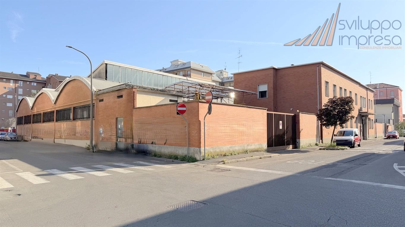 CAPANNONE ARTIGIANALE CON UFFICI E ABITAZIONE IN VENDITA A BRESSO