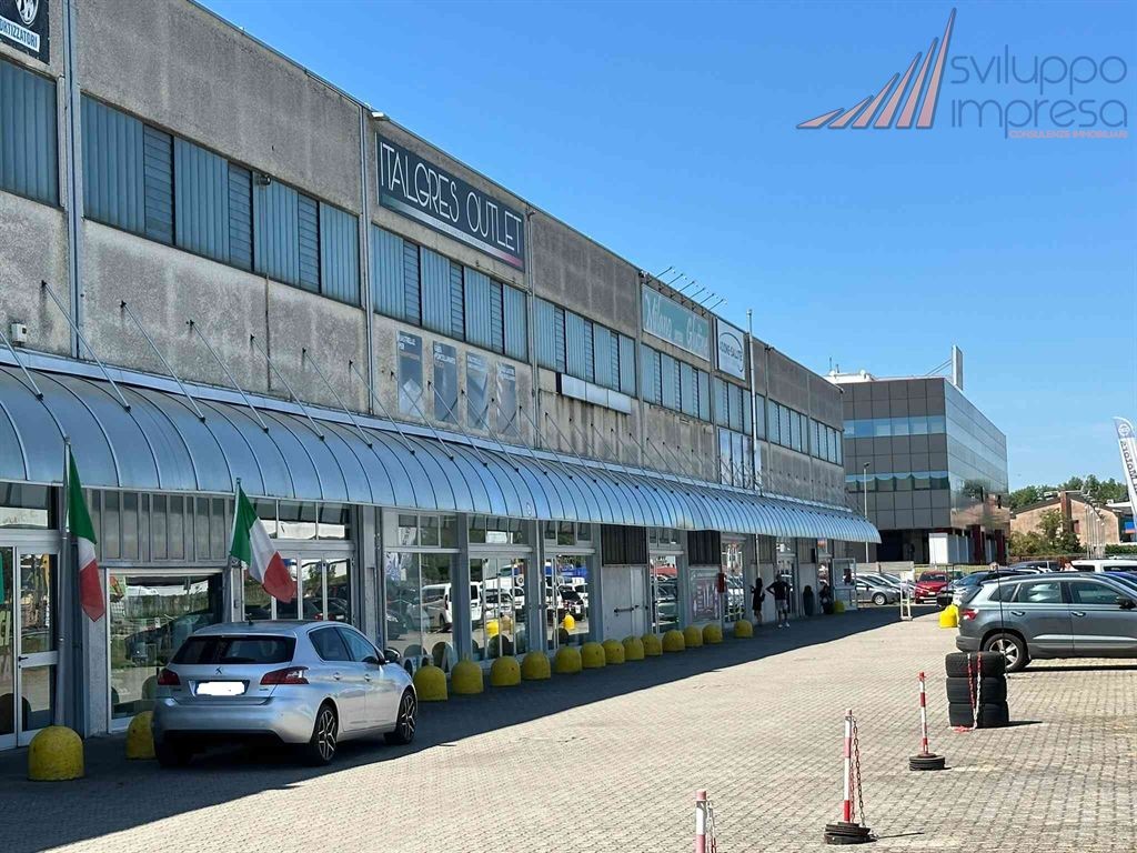 SPAZIO COMMERCIALE CON MAGAZZINO