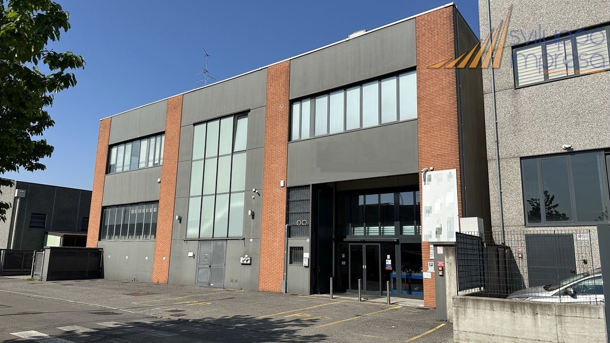 Capannone in Vendita con Ottima Redditività a Seregno