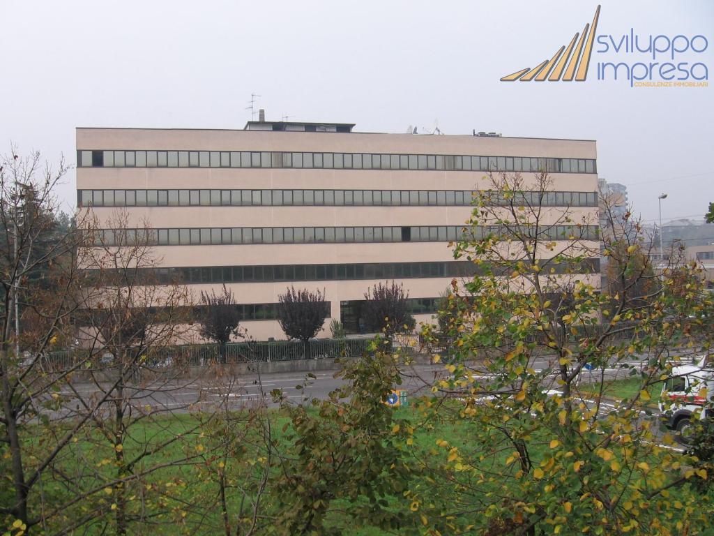 LABORATORIO USO UFFICIO IN PALAZZO TERZIARIO FRONTE TANGENZIALE IN AFFITTO
